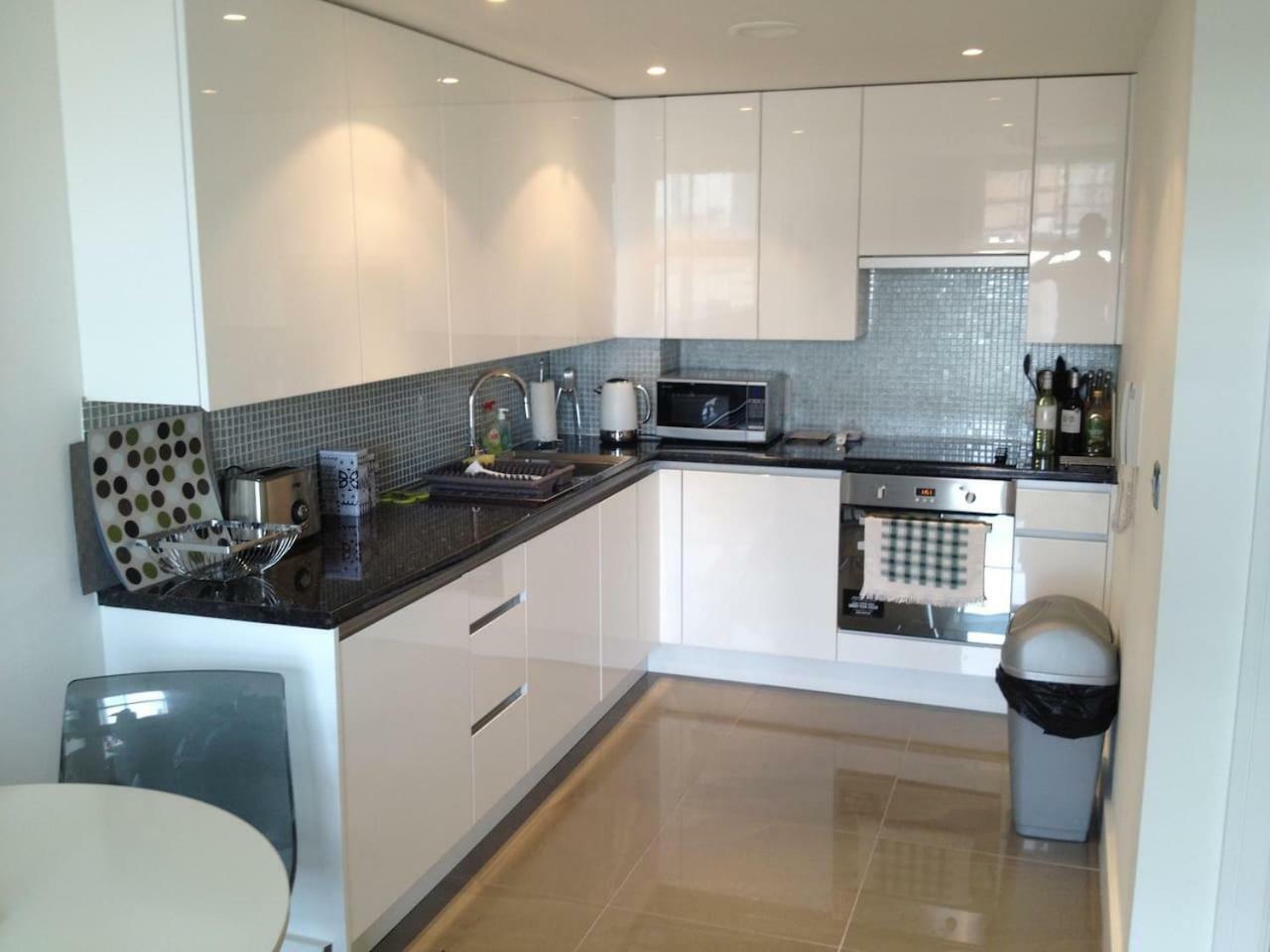 1 Bedroom In Chelsea Bridge Wharf Londra
